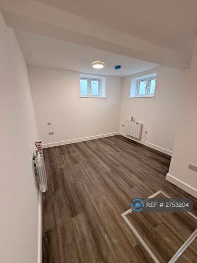 Studio To Rent In Edgware Road, London, NW2