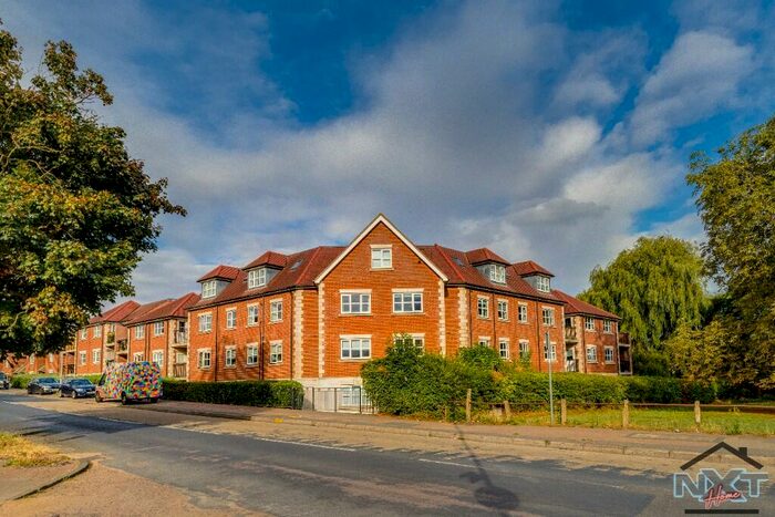 2 Bedroom Flat To Rent In Valley Hill, Loughton, Essex, IG10