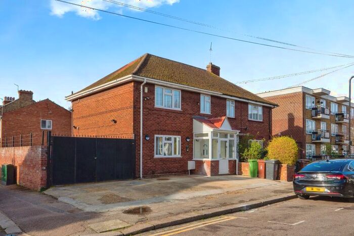 4 Bedroom End Of Terrace House To Rent In Radlix Road, Leyton, E10