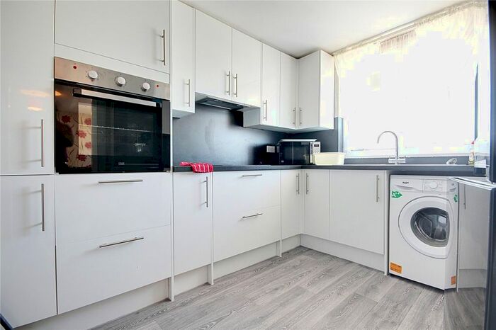 2 Bedroom Flat To Rent In Cedar Road, Enfield, EN2