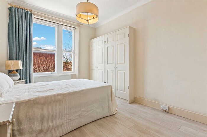 3 Bedroom Flat To Rent In Holland Road, Kensington, London, W14