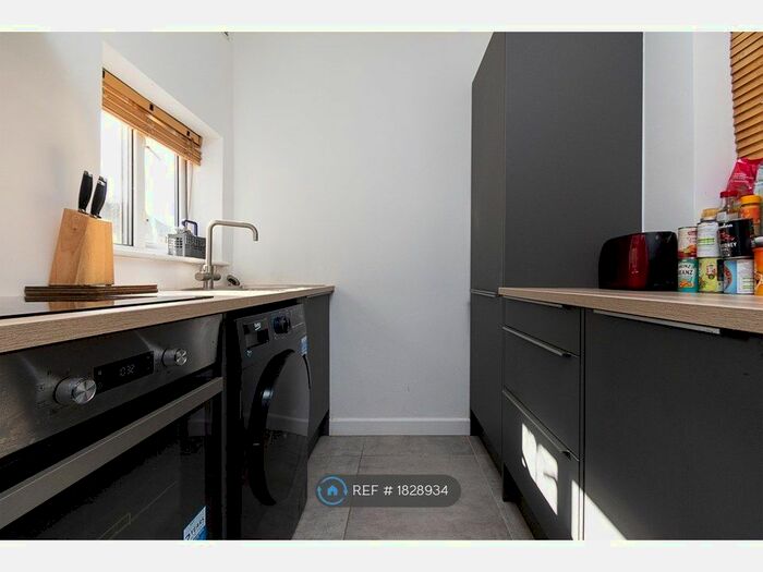 2 Bedroom Maisonette To Rent In B Farnley Road, London, SE25