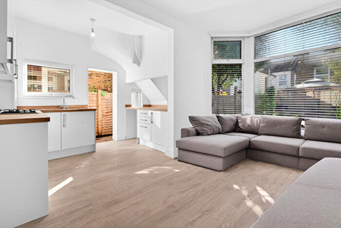 3 Bedroom Flat For Sale In Brownhill Road, London, SE6