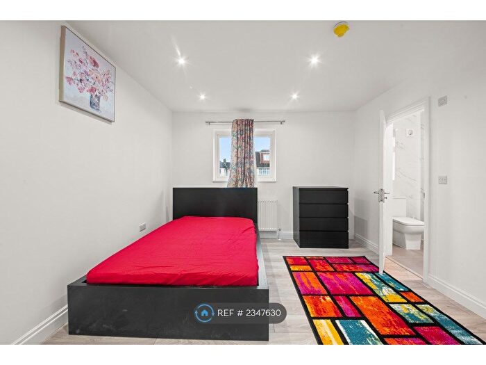 1 Bedroom Studio To Rent In Midsummer Avenue, Hounslow, TW4