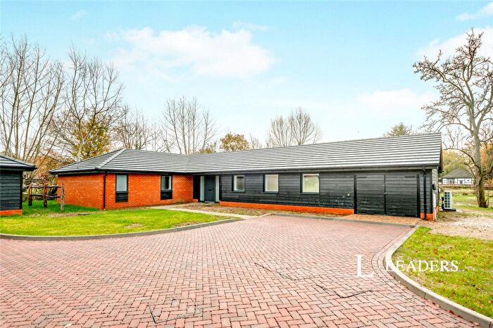 4 Bedroom Bungalow To Rent In Charlwood Road, Horley, Surrey, RH6