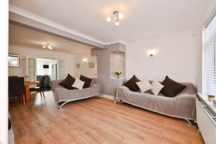 3 Bedroom End Of Terrace House For Sale In River Avenue, Hoddesdon, EN11