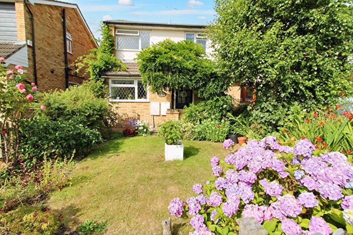 3 Bedroom End Of Terrace House For Sale In Winters Way, Holmer Green, HP15