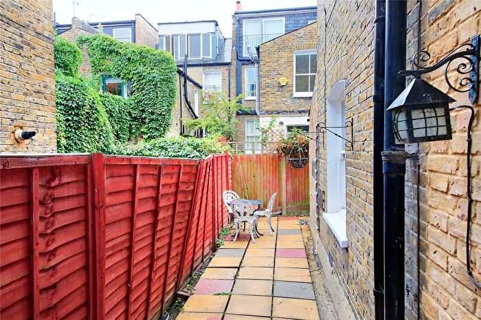 1 Bedroom Flat To Rent In Jedburgh Street, SW11