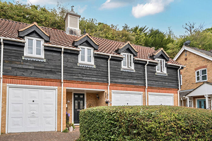 2 Bedroom Apartment For Sale In Foxwood Grove, Pratts Bottom, Orpington, BR6