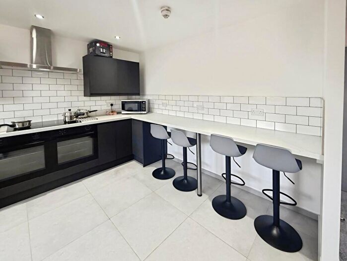 6 Bedroom Terraced House To Rent In Barrique Road, Nottingham, NG7