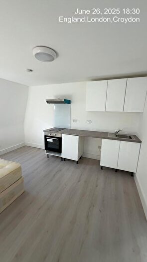 Studio To Rent In Whitworth Road, London, SE25