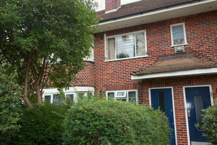 2 Bedroom Flat To Rent In Grove Crescent, Kingston Upon Thames, KT1