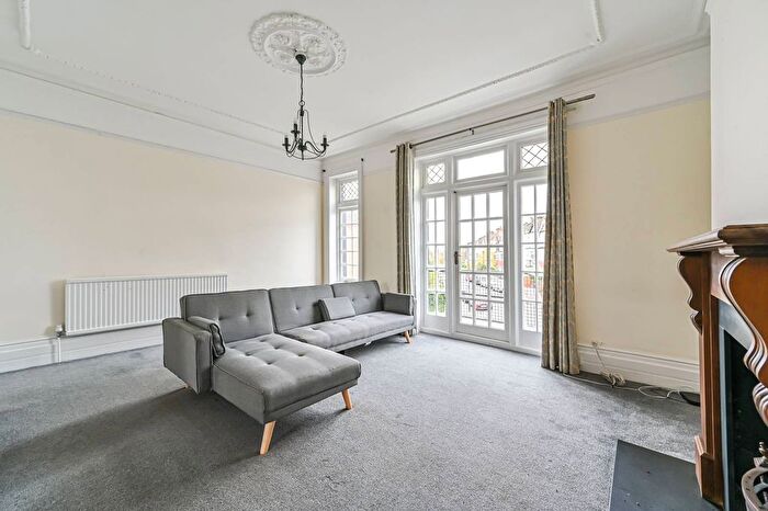 3 Bedroom Flat To Rent In Sternhold Avenue, Telford Park, London, SW2