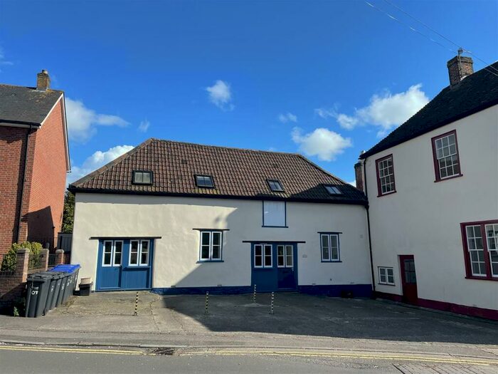 4 Bedroom Link Detached House To Rent In Salisbury - Tollgate Road, SP1