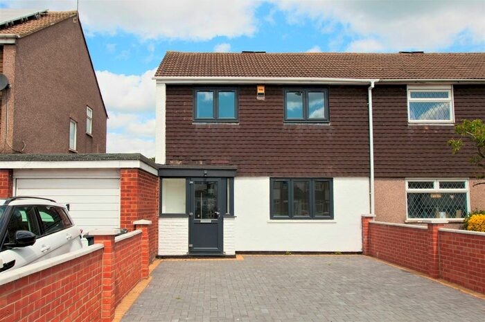 3 Bedroom Semi-Detached House To Rent In Parlaunt Road, Slough, SL3