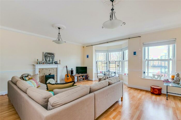 2 Bedroom Flat To Rent In Raleigh Court, Clarence Mews, London, SE16