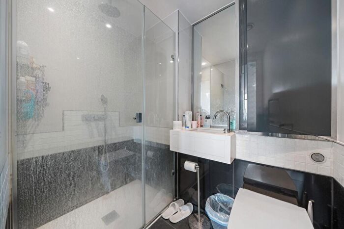 2 Bedroom Apartment To Rent In Eagle Point, City Road, London, EC1V