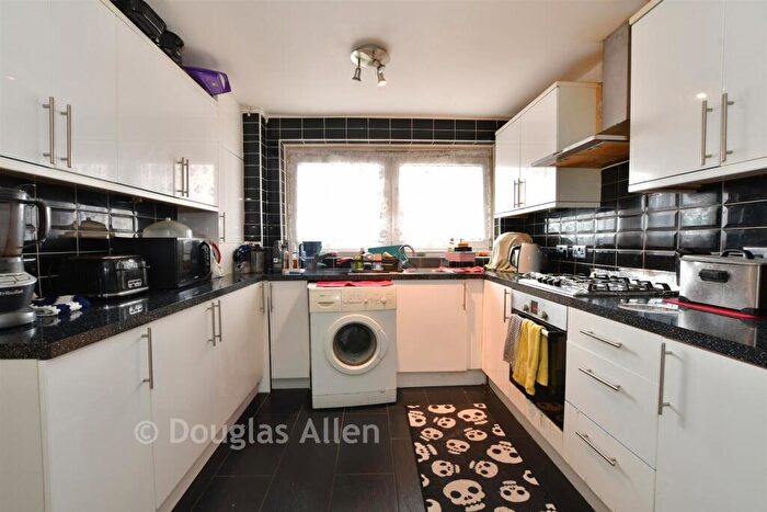 3 Bedroom Flat For Sale In Cundy Road, London, E16