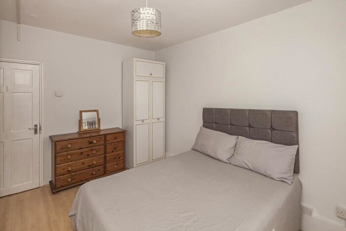 2 Bedroom Flat To Rent In Peckham Road London, SE5
