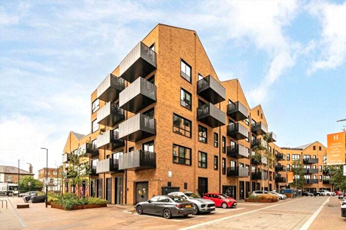 2 Bedroom Flat For Sale In Middle Road, London, W7