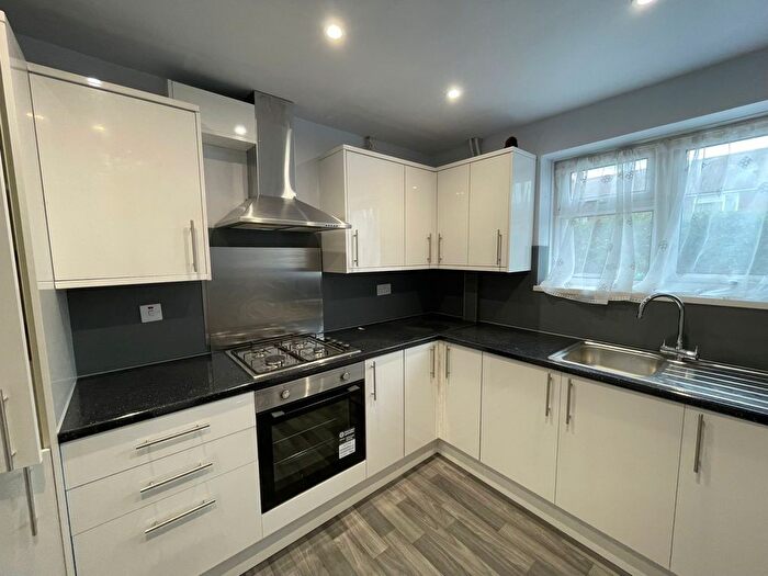 3 Bedroom Semi-Detached House To Rent In Hounslow, TW5