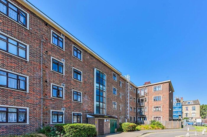 2 Bedroom Flat To Rent In Haden Court, Lennox Road, Finsbury Park, London, N4
