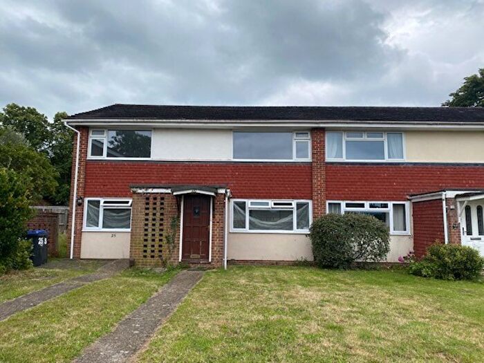 3 Bedroom Flat To Rent In Moat Court, Ashtead, KT21