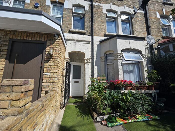 1 Bedroom Flat To Rent In Gladesmore Road, London, N15