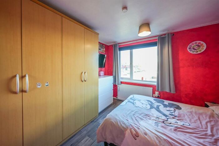 3 Bedroom End Of Terrace House For Sale In Gorsehill, Gateshead, NE9
