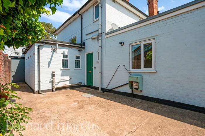 2 Bedroom Flat To Rent In Twickenham Road, Hanworth, Feltham, TW13
