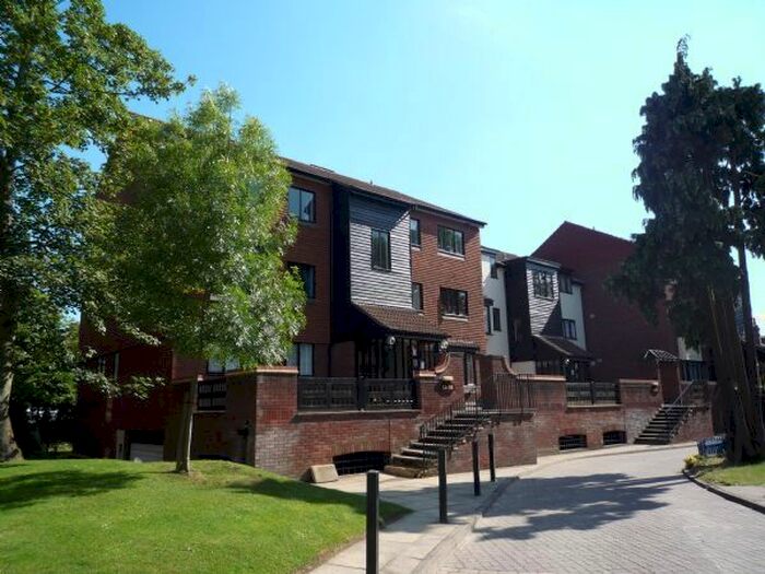 2 Bedroom Flat To Rent In Oakdene Close, Hatch End, Pinner, HA5