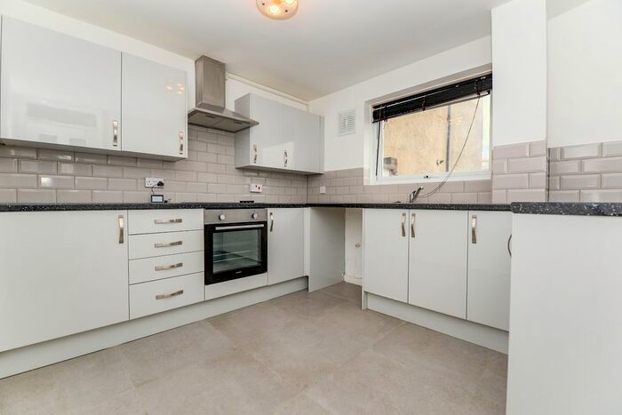 2 Bedroom Flat To Rent In St. Michaels Square, Southampton, Hampshire, SO14
