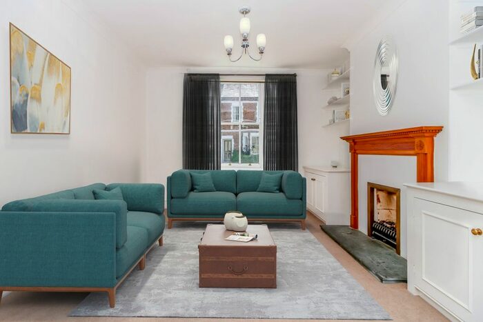3 Bedroom Town House To Rent In Walton Crescent, Oxford, OX1