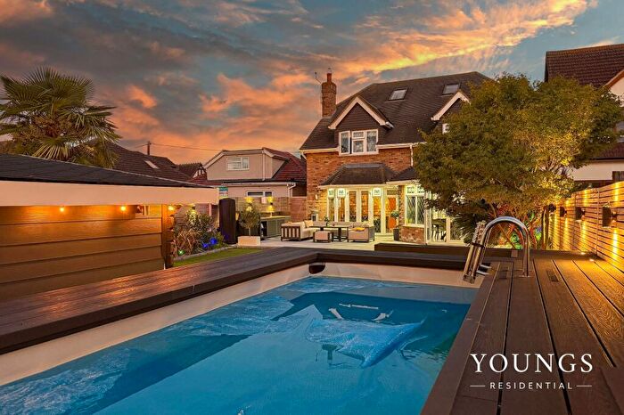 5 Bedroom Detached House For Sale In The Parkway, Canvey Island, SS8