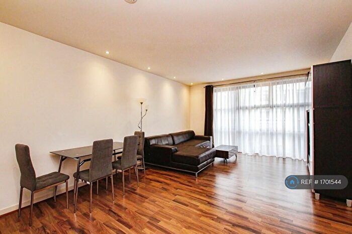2 Bedroom Flat To Rent In Copenhagen Place, London, E14