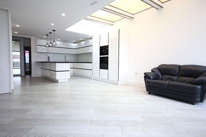 6 Bedroom Semi-Detached House To Rent In New North Road, Ilford, IG6