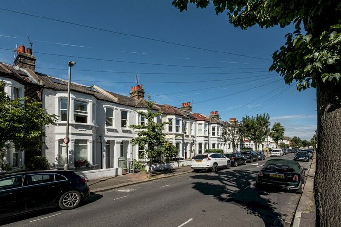 2 Bedroom Flat To Rent In Grandison Road, Battersea, London, SW11