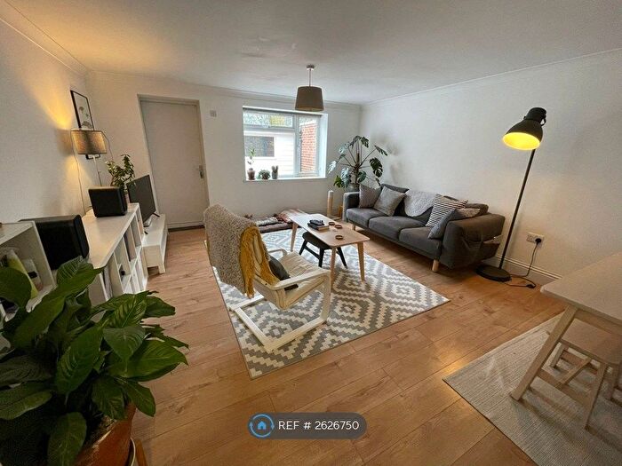 2 Bedroom Flat To Rent In High Street, Alton, GU34