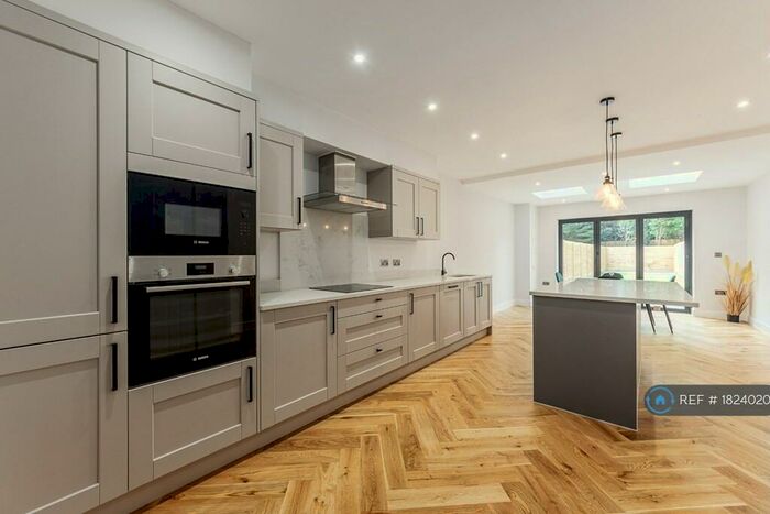 4 Bedroom Terraced House To Rent In Grandview Heights, Coulsdon, CR5