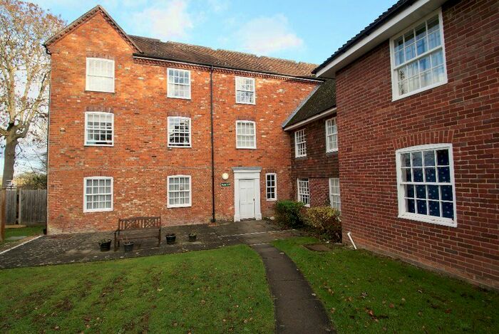 2 Bedroom Flat To Rent In Clatford Manor House, Upper Clatford, SP11