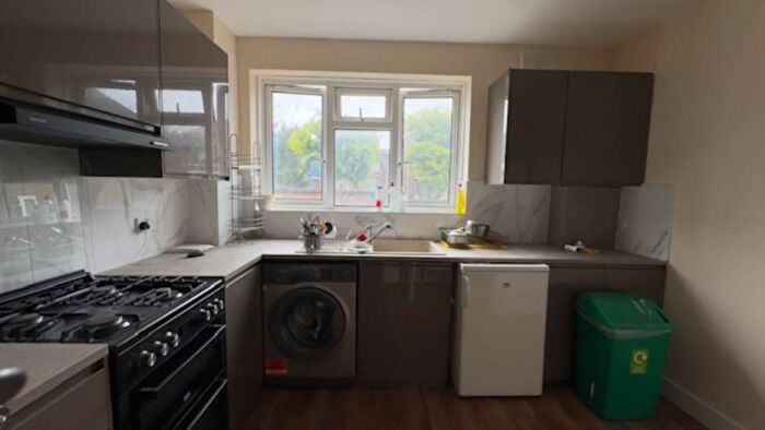 3 Bedroom Flat To Rent In Wren Close, Canning Town, E16