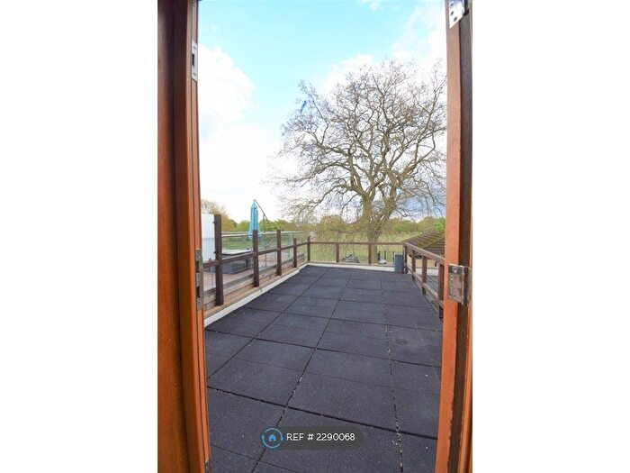 2 Bedroom Flat To Rent In High Street, Hampton Hill, TW12