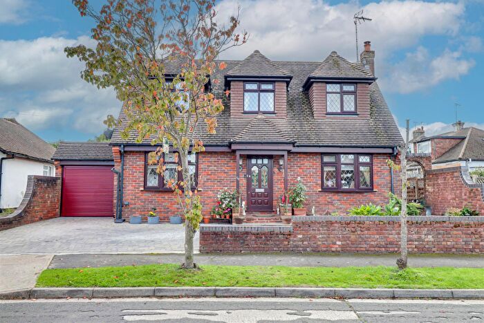 3 Bedroom Detached House For Sale In * South Backing * St Davids Drive, Leigh-on-Sea, SS9