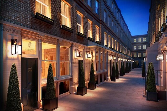 2 Bedroom Apartment To Rent In Pinks Mews, - Dyer's Buildings, London, W13
