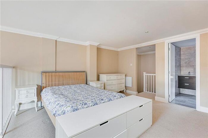 1 Bedroom Flat To Rent In Gallery Court, London, SW10