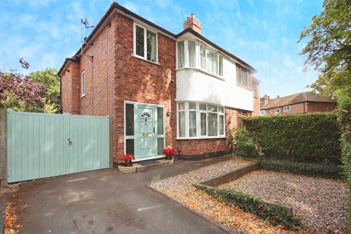 3 Bedroom Semi-Detached House For Sale In Montague Road, Warwick, CV34