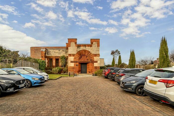 2 Bedroom Flat To Rent In Lululaund, Melbourne Road, Bushey, WD23