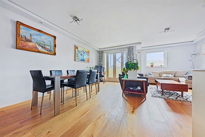 3 Bedroom Flat To Rent In Farringdon Road, Farrington, EC1M