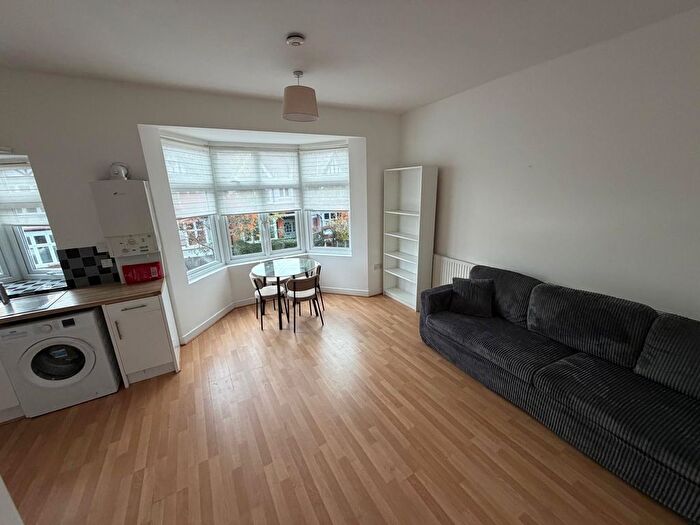 1 Bedroom Flat To Rent In Wavertree Road, London, SW2