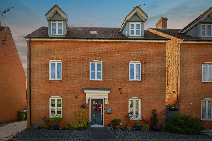 5 Bedroom Detached House For Sale In Tortoiseshell Road, Aylesbury, HP19